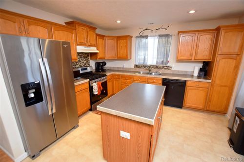 7395 Red Maple Dr, Mount Morris, MI, 48458-1800 | Card Image