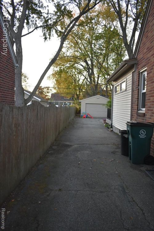 2919 N Connecticut Ave, Royal Oak, MI, 48073-3532 | Card Image