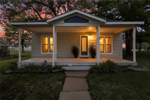 204 N Clark St, Kearney, MO, 64060-8322 | Card Image