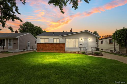 873 Schuman St, Garden City, MI, 48135-1069 | Card Image
