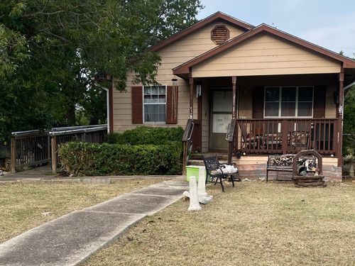 611 Maple St, Taylor, TX, 76574-4245 | Card Image