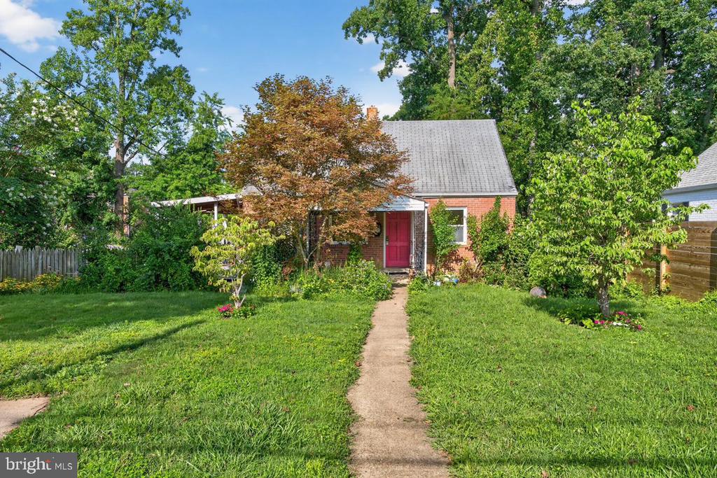 Residential in FALLS CHURCH