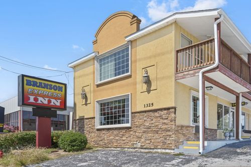 1325 W 76 Country Blvd, Branson, MO, 65616-3309 | Card Image