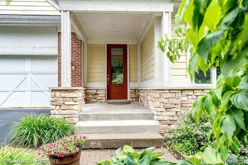 1050 Oakwood Dr, Bloomfield Hills, MI, 48304-1120 | Card Image