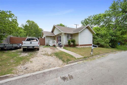 614 Victoria St, Taylor, TX, 76574-2517 | Card Image