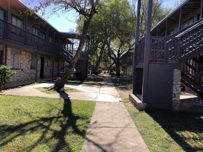 APT-10 - 137 Elm St, Condo with 2 bedrooms, 1 bathrooms and 1 parking in Lockhart TX | Image 9