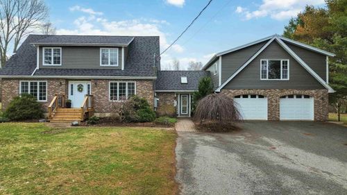 690 Maple Street, East Berwick, NS, B0P1E0 | Card Image