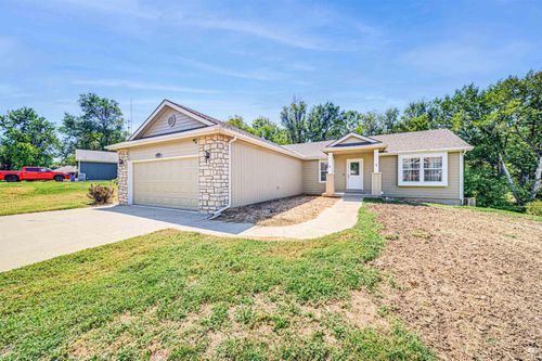 422 Navajo Dr, Junction City, KS, 66441-3370 | Card Image
