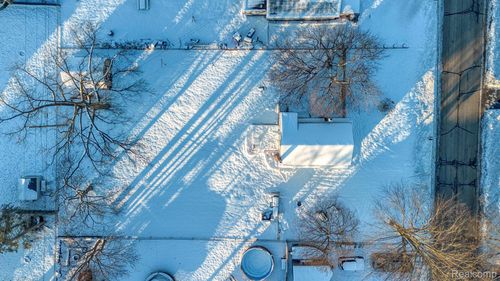 657 Lucille Dr, Wolverine Lake, MI, 48390-2326 | Card Image