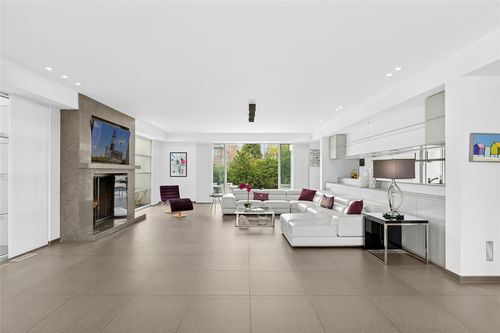 32 Pebble Ln, Roslyn Heights, NY, 11577-2712 | Card Image
