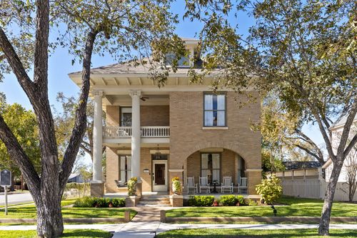 201 Romona St, Smithville, TX, 78957-1845 | Card Image