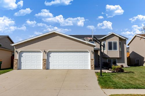 802 18th Avenue W, West Fargo, ND, 58078 | Card Image