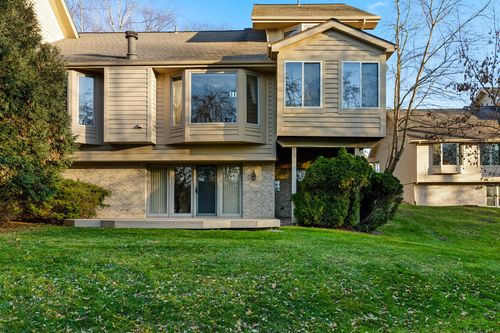 8040 Pepperwood Dr, Grand Blanc, MI, 48439-2413 | Card Image