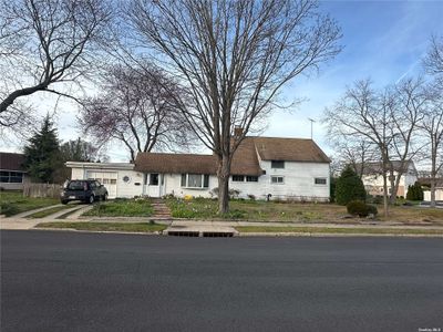 146 S Cypress Lane, House other with 3 bedrooms, 2 bathrooms and null parking in Westbury NY | Image 1