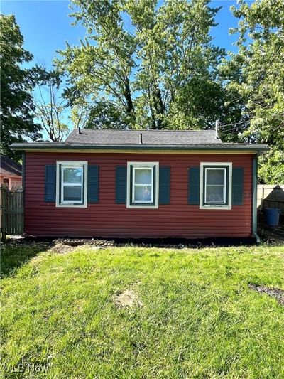 View of front facade featuring a front lawn | Image 1