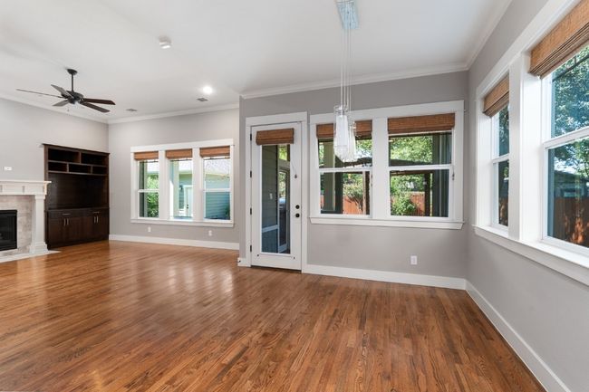 Kitchen dining area. | Image 13
