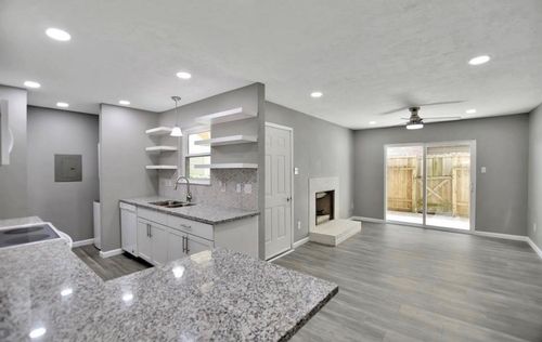 313-7600 Emmett F Lowry Expy, Texas City, TX, 77591-2452 | Card Image