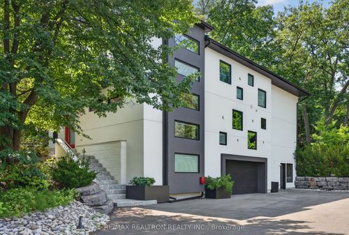 8 Breezewood Dr, Etobicoke, ON, M8Y2C1 | Card Image