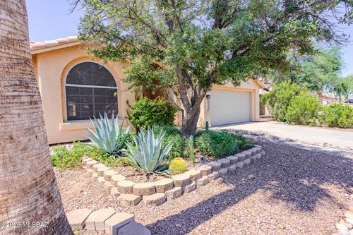 6706 W Nueva Vista Dr, Tucson, AZ, 85743-1016 | Card Image