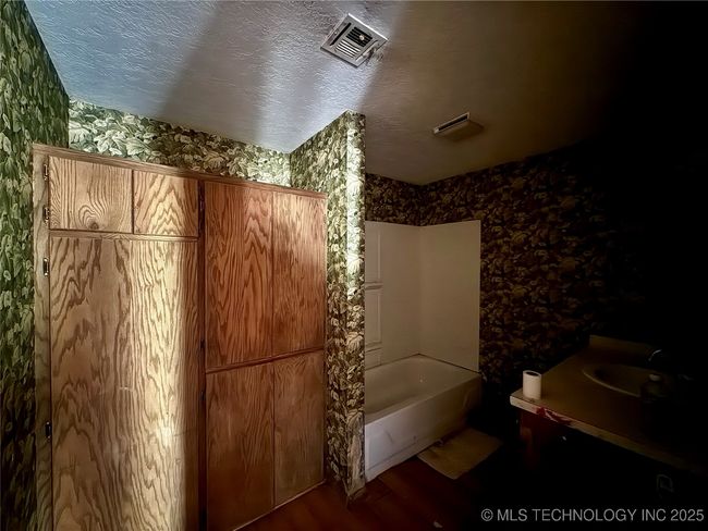 GUEST BATHROOM WITH ENTRANCE FROM THE LAUNDRY ROOM | Image 15