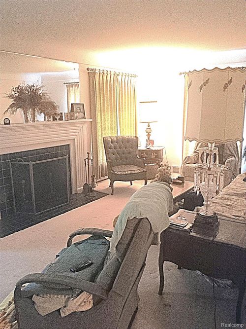 222 Lakewood St, Detroit, MI, 48215-3152 | Card Image