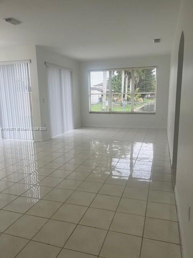 0 - 6983 Sw 161 St Pl, House other with 3 bedrooms, 3 bathrooms and null parking in Miami FL | Image 16