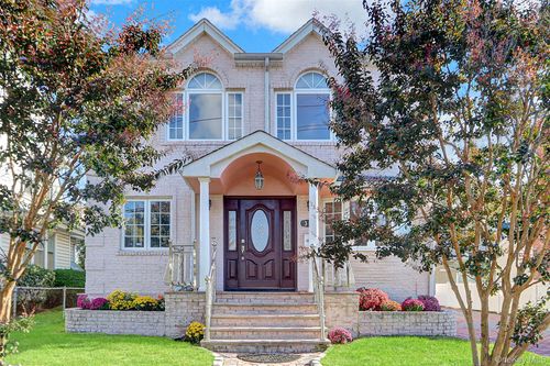 32 3rd Ave, New Hyde Park, NY, 11040-5022 | Card Image