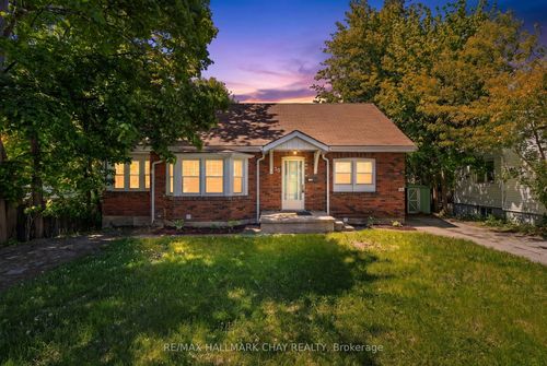 30 Penetang St, Barrie, ON, L4M1V6 | Card Image