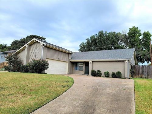 213 Springridge Ln, Euless, TX, 76039-8033 | Card Image