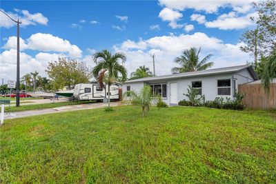 2560 Ne 8th Ter, House other with 3 bedrooms, 2 bathrooms and null parking in Pompano Beach FL | Image 2