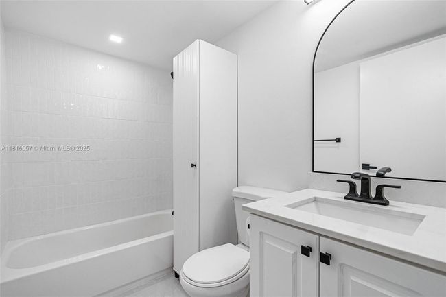 APT-202 - 8900 Collins Ave, Condo with 3 bedrooms, 2 bathrooms and null parking in Surfside FL | Image 11