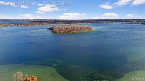 3317 W Shore Dr, Orchard Lake, MI, 48324-2372 | Card Image