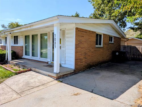 9085 Melrose St, Livonia, MI, 48150-3942 | Card Image