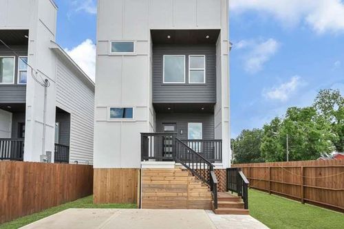 2104 Bringhurst St, Houston, TX, 77026-7002 | Card Image