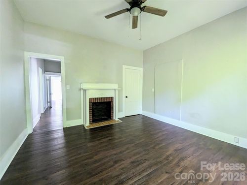 526 Fleming St, Hendersonville, NC, 28739-4270 | Card Image