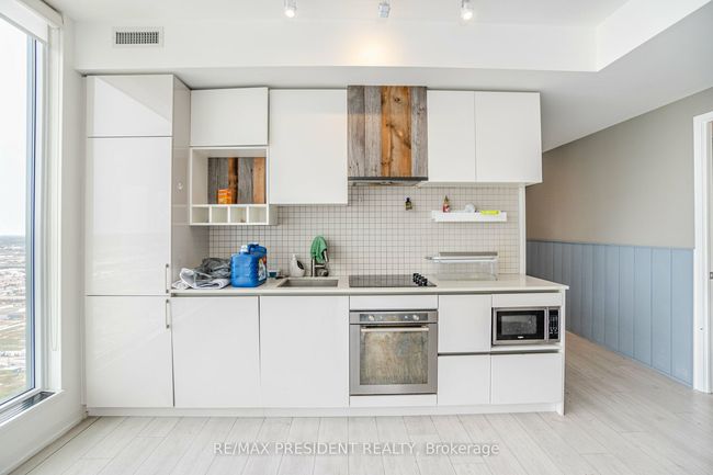 5702 - 5 Buttermill Ave, Condo with 3 bedrooms, 2 bathrooms and 1 parking in Vaughan ON | Image 7