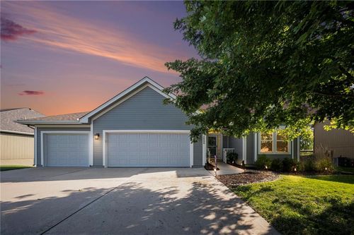 2000 Lake Dr, Smithville, MO, 64089-7800 | Card Image