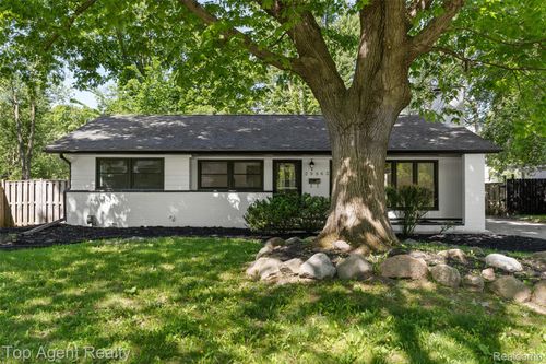 29863 Fall River Rd, Southfield, MI, 48076-5710 | Card Image