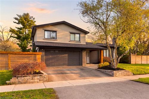 134 Fairwood Pl W, Burlington, ON, L7T4B6 | Card Image