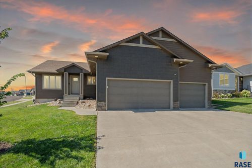 5305 E Revere Dr, Sioux Falls, SD, 57110-8533 | Card Image