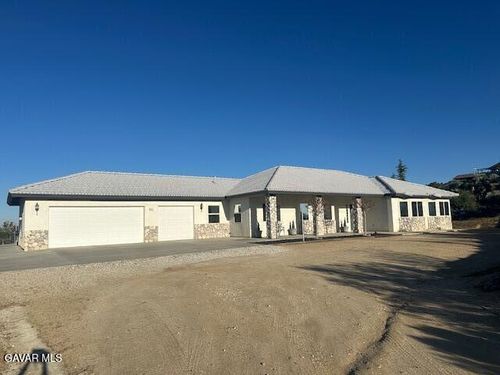 8727 Wintergreen Road, Pinon Hills, CA, 92372 | Card Image