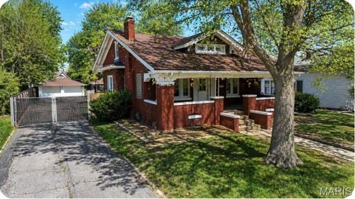 919 W Henry St, Staunton, IL, 62088-1635 | Card Image