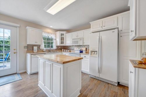 1700 Bluewater Dr, Moneta, VA, 24121-5321 | Card Image
