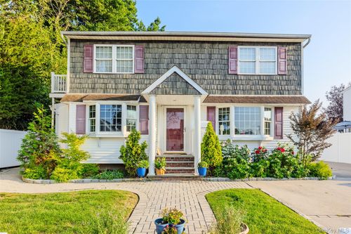17 Woodcrest Rd, Hicksville, NY, 11801-6027 | Card Image