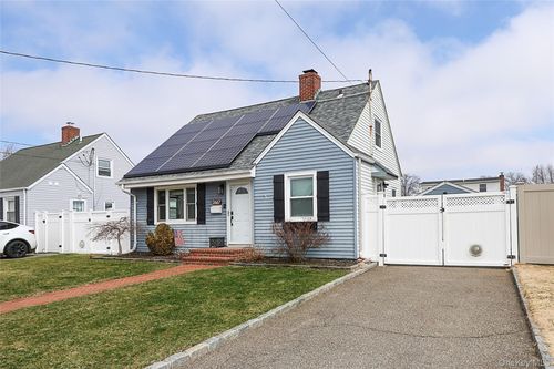 75 Riverside Ave, Merrick, NY, 11566-4555 | Card Image