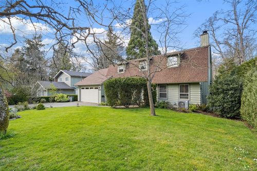 1538 Cedarglen Rd, Saanich, BC, V8N2A9 | Card Image