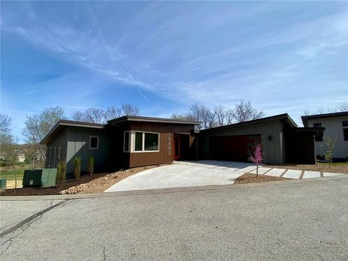 10600 Chateau Ln, Parkville, MO, 64152-3409 | Card Image