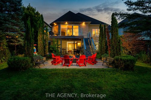 703 Madeline Hts, Newmarket, ON, L3X2J6 | Card Image