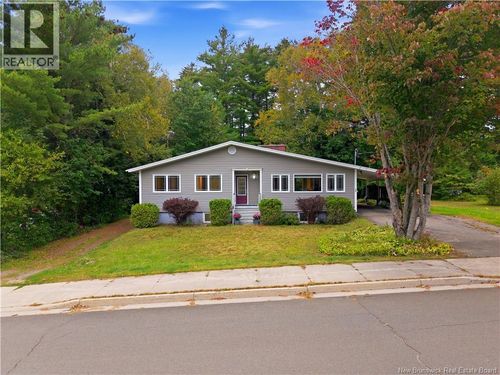 40 Dewitt Acres, House with 4 bedrooms, 2 bathrooms and null parking in Fredericton NB | Card Image