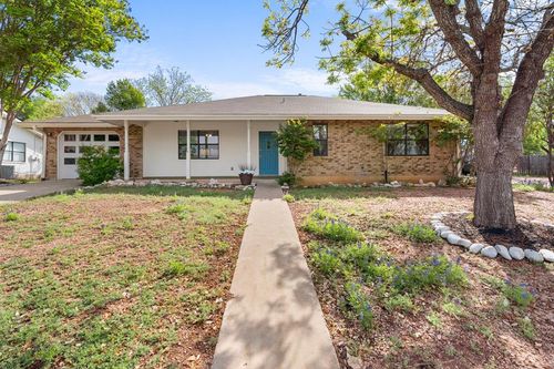 1011 Avenue C, Fredericksburg, TX, 78624-2660 | Card Image